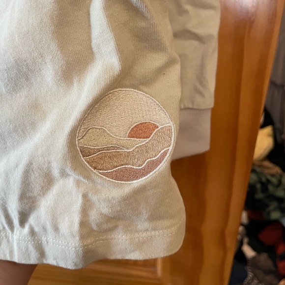 Limited edition Hydrojug long sleeve shirt with “desert” logo. - Picture 3 of 6